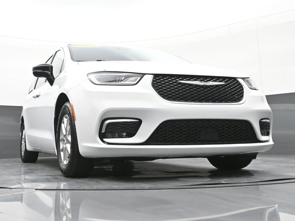 Used 2024 Chrysler Pacifica Touring-L image 39