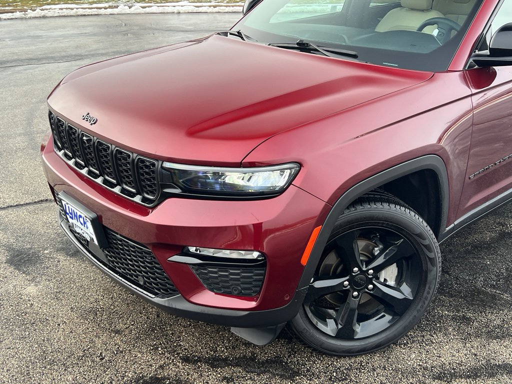 Used 2024 Jeep Grand Cherokee Limited w/ Luxury Tech Group II image 8