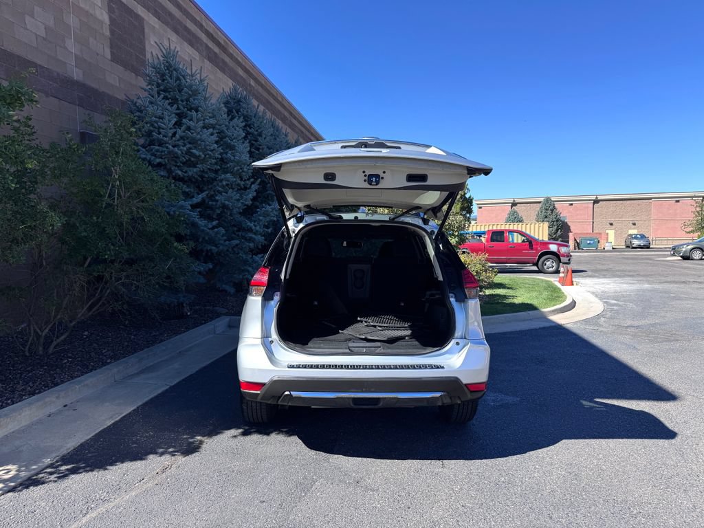 Used 2017 Nissan Rogue SV w/ SV Premium Package AWD/4WD image 11