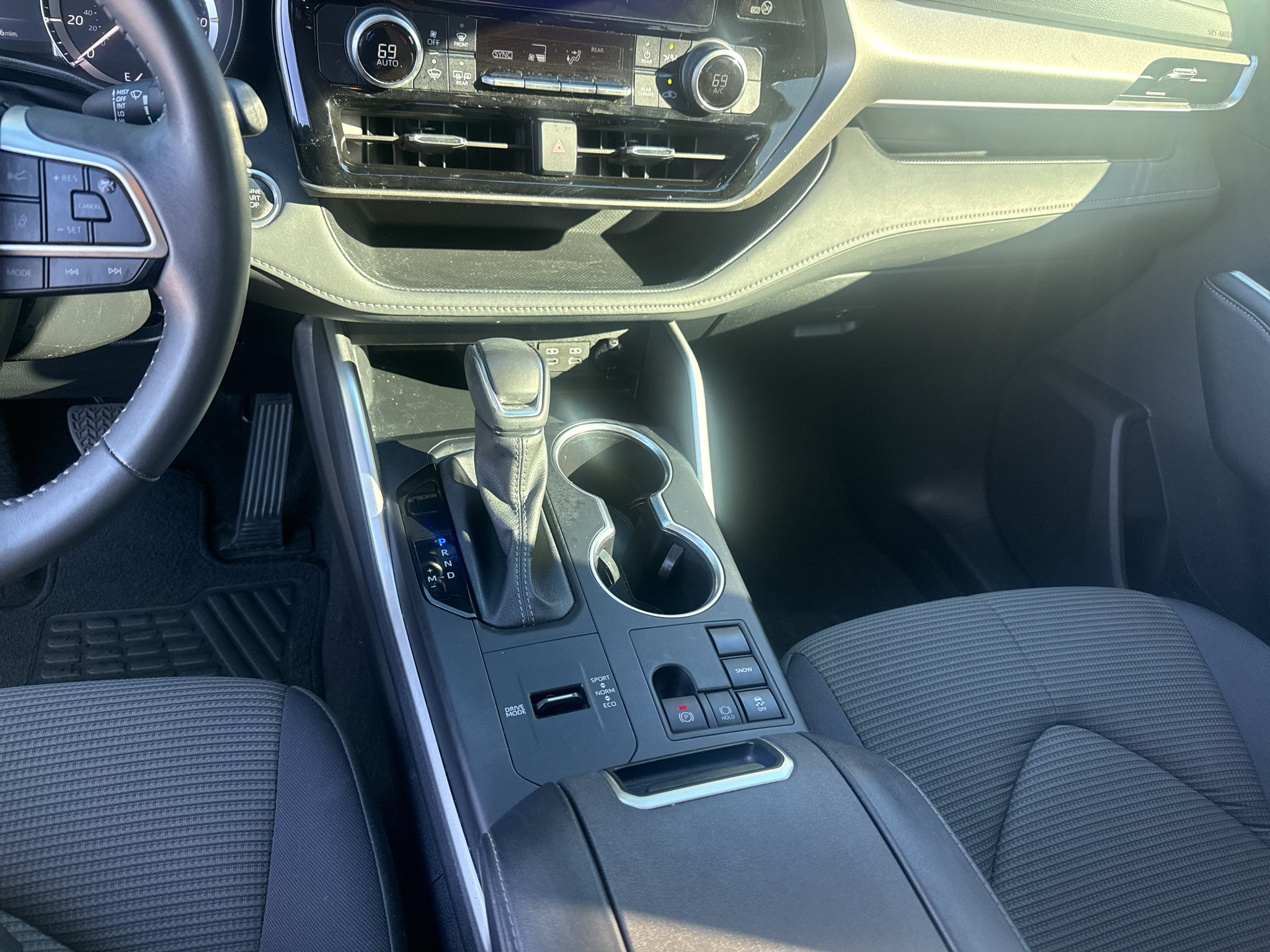 Used 2024 Toyota Highlander LE FWD image 14