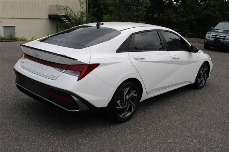 Used 2025 Hyundai Elantra SEL FWD image 6
