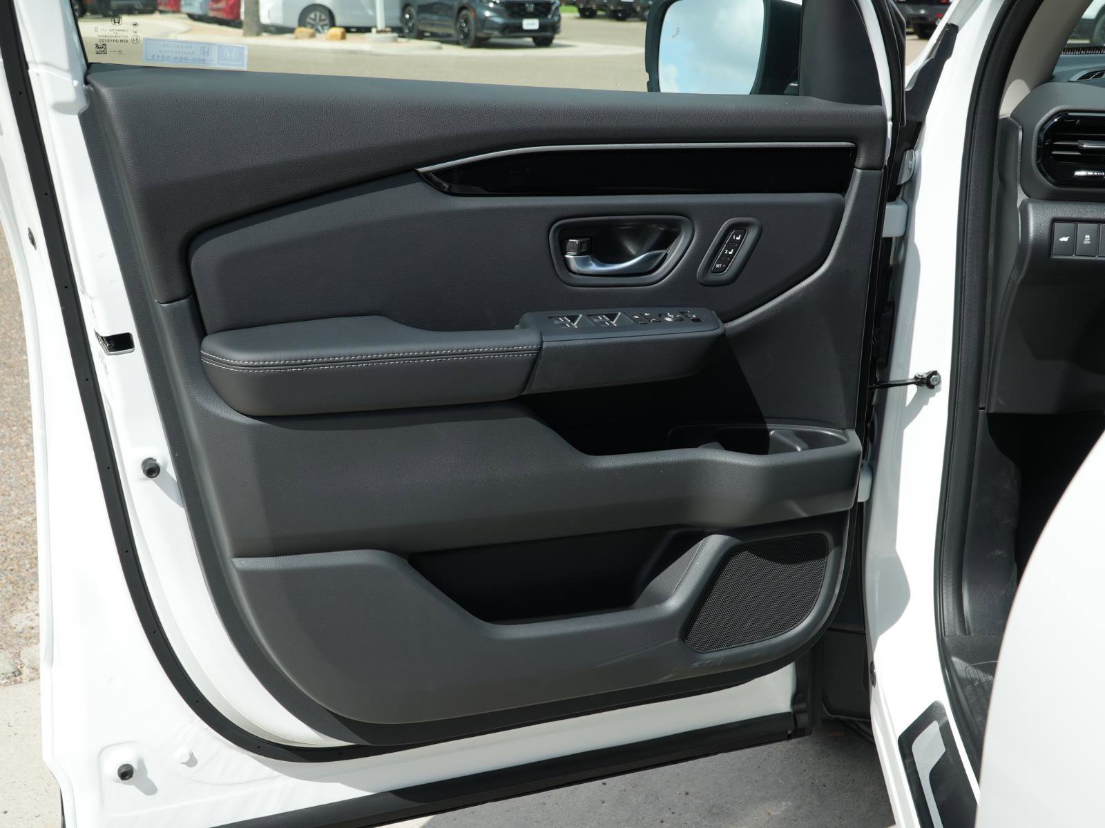 Used 2025 Honda Pilot Touring image 13