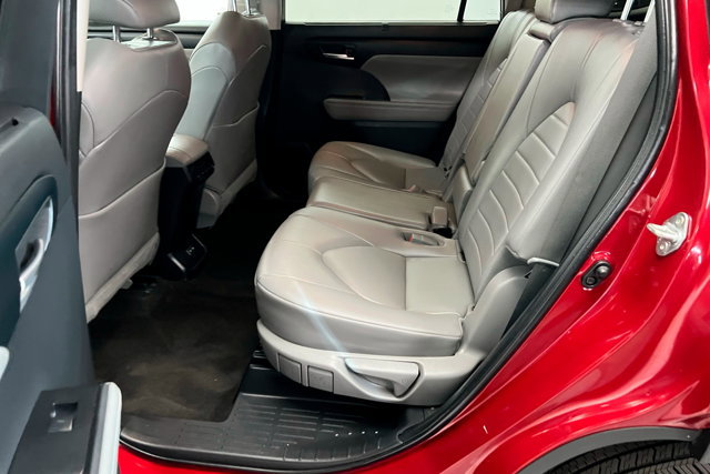 Used 2023 Toyota Highlander XLE image 21
