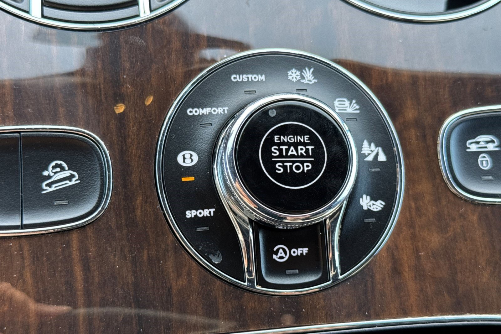 Used 2018 Bentley Bentayga image 18