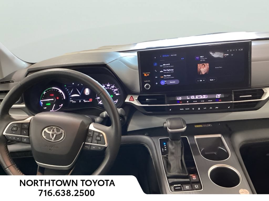 Used 2025 Toyota Sienna XLE FWD image 6