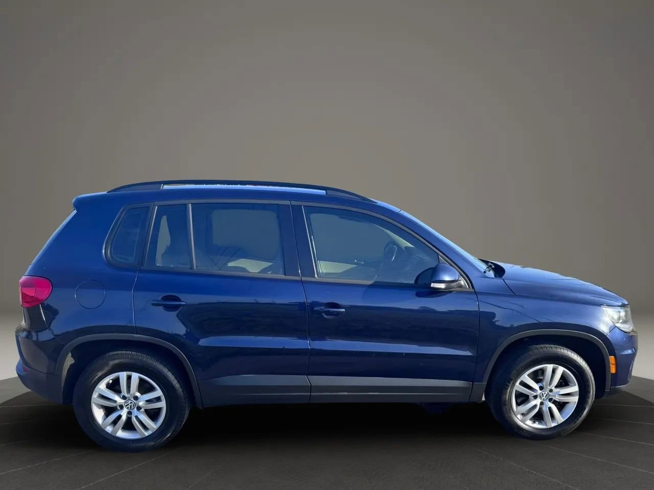 Used 2016 Volkswagen Tiguan S image 3