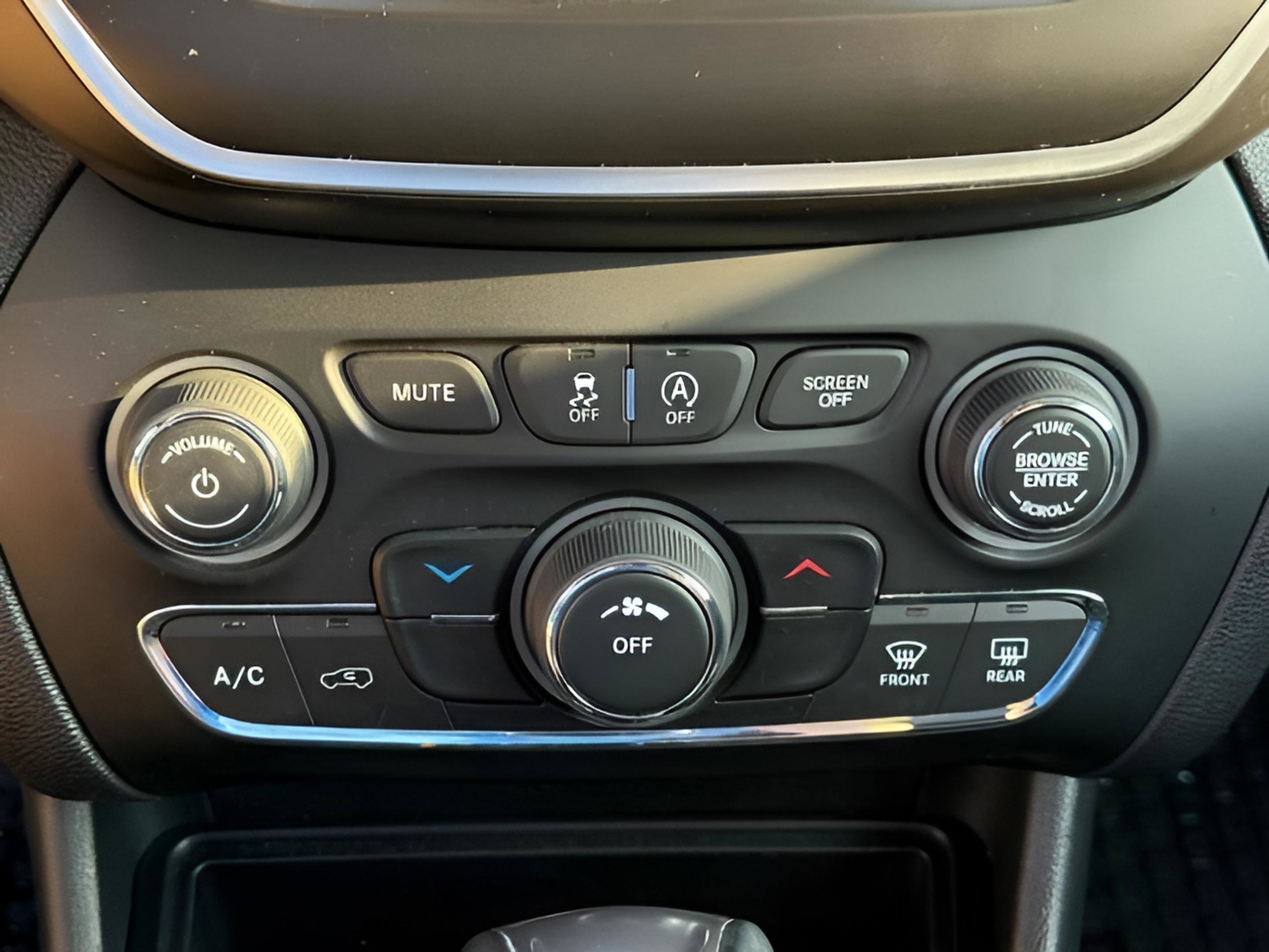 Used 2019 Jeep Cherokee Latitude Plus w/ Cold Weather Group AWD/4WD image 24