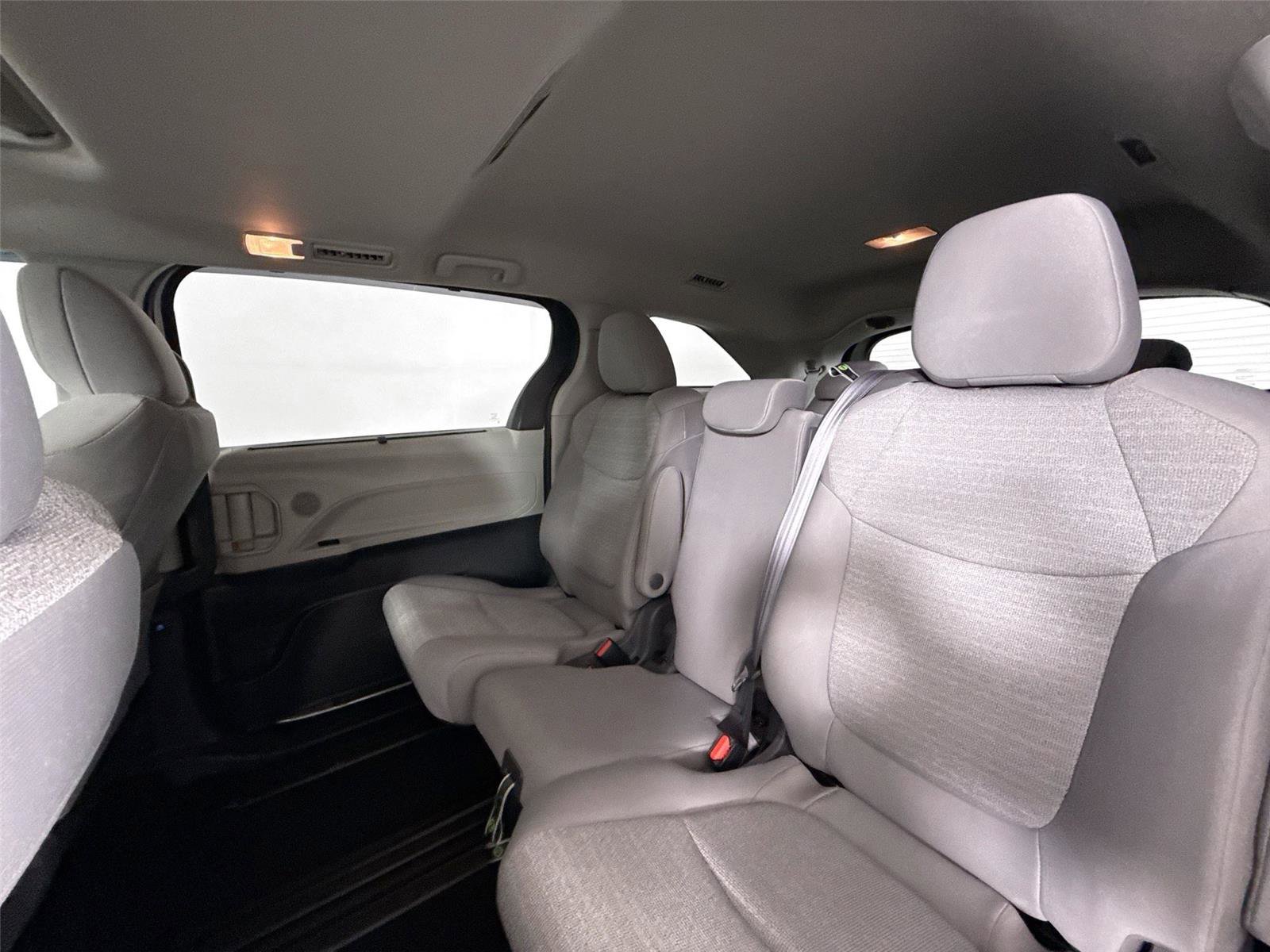 Used 2021 Toyota Sienna LE w/ LE Plus Package image 31