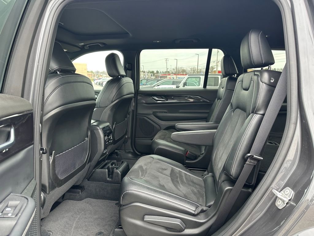 Used 2023 Jeep Grand Cherokee L Laredo image 9