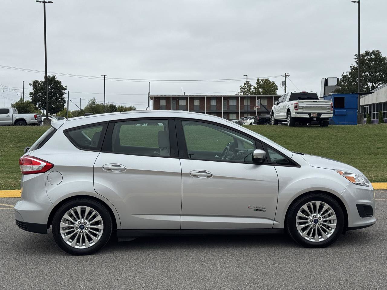 Used 2017 Ford C-MAX Energi SE w/ Equipment Group 401A FWD image 9