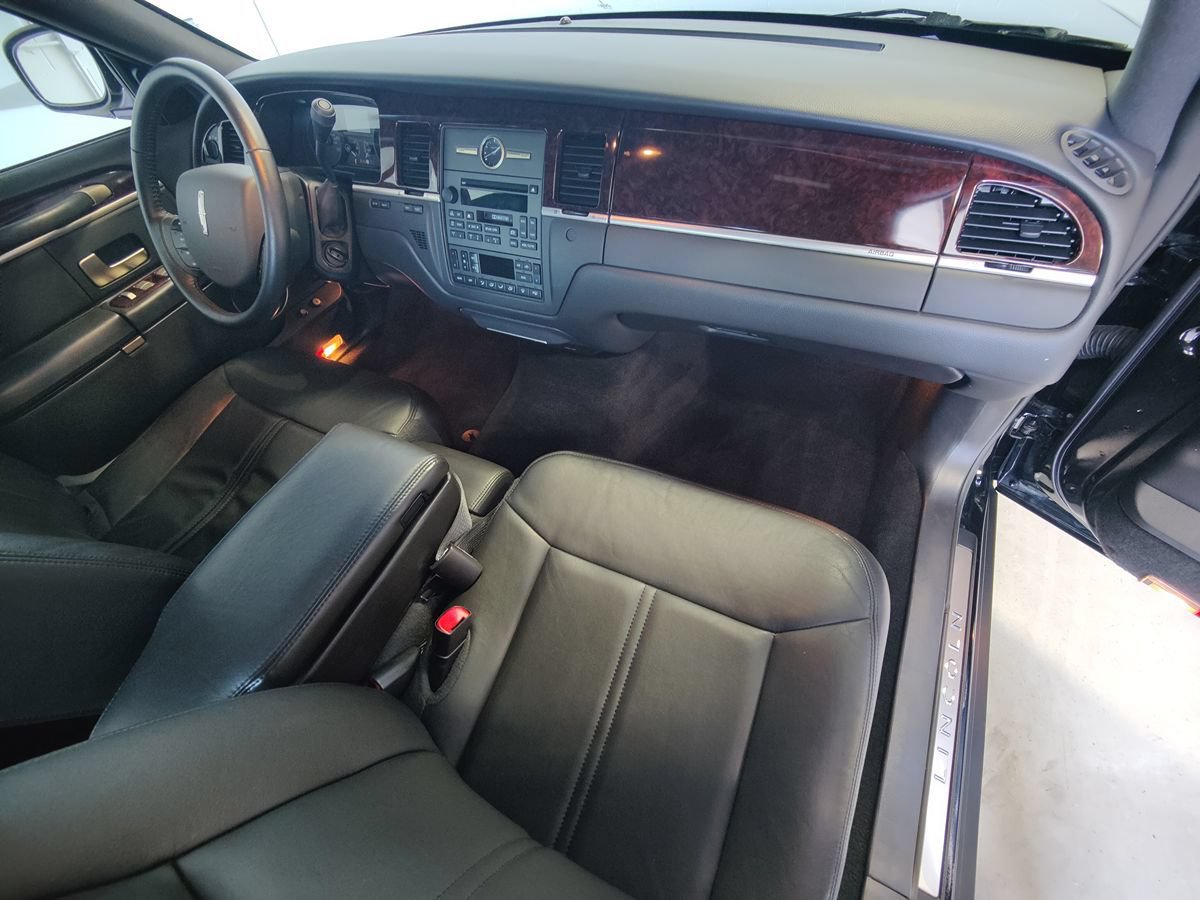 Used 2011 Lincoln Town Car Executive L RWD image 12