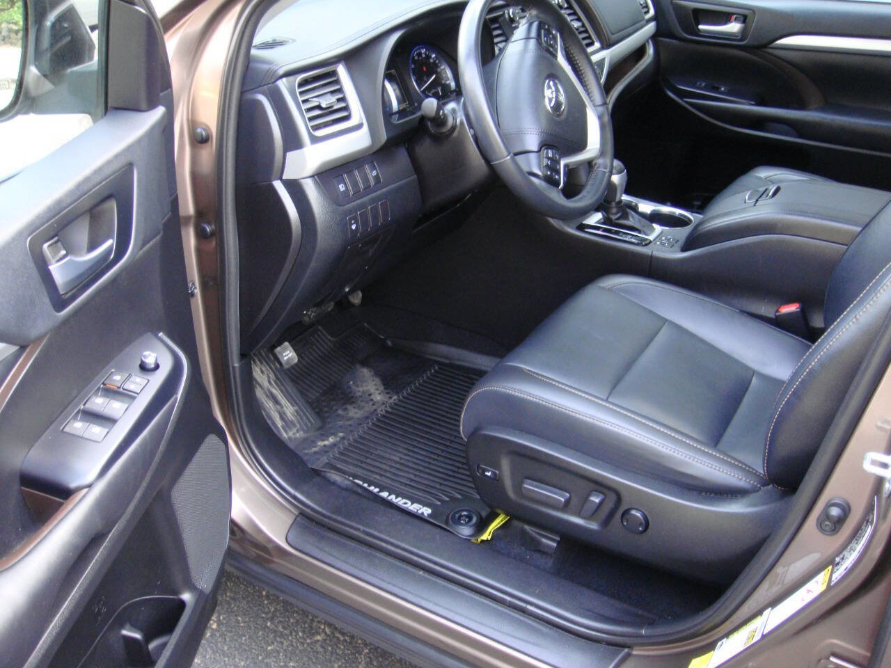 Used 2019 Toyota Highlander XLE AWD/4WD image 12