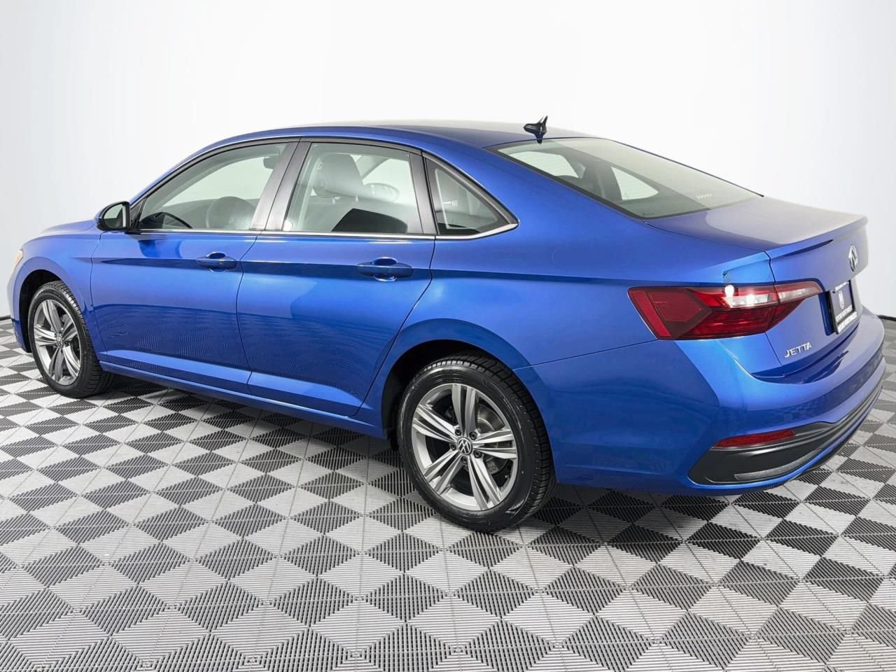 Used 2024 Volkswagen Jetta SE FWD image 8