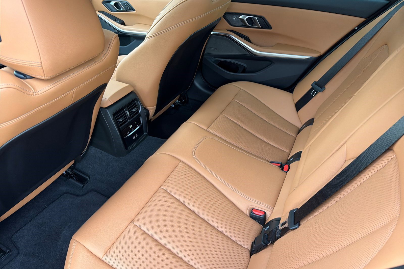 Used 2025 BMW 330i Sedan w/ Premium Package image 15