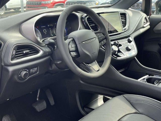 New 2027 Chrysler Pacifica Limited AWD/4WD image 9