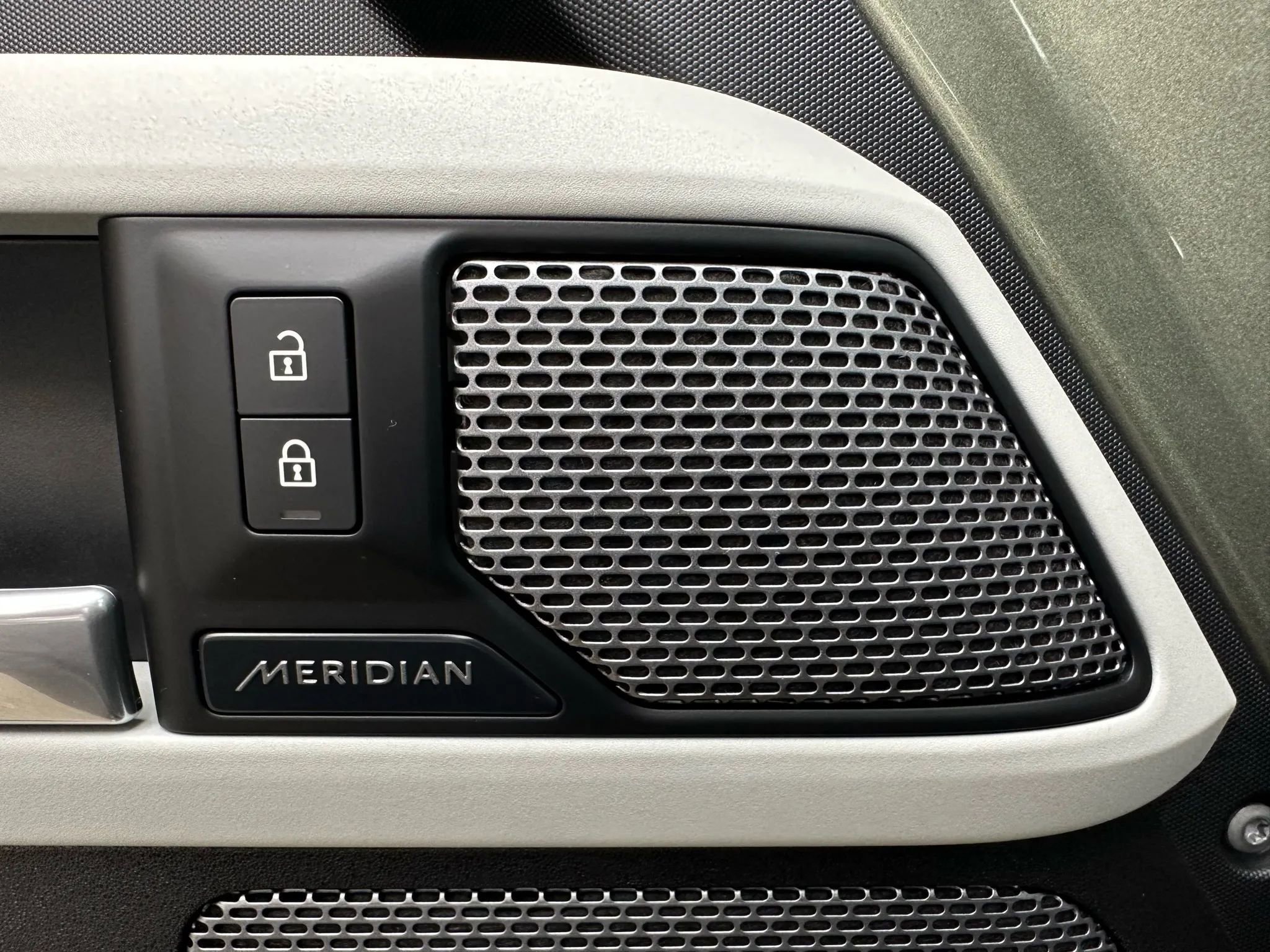 Used 2021 Land Rover Defender 90 First Edition image 16