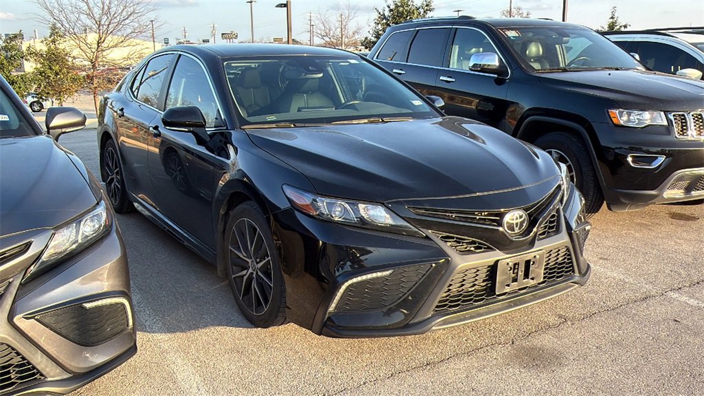 Used 2023 Toyota Camry SE image 3