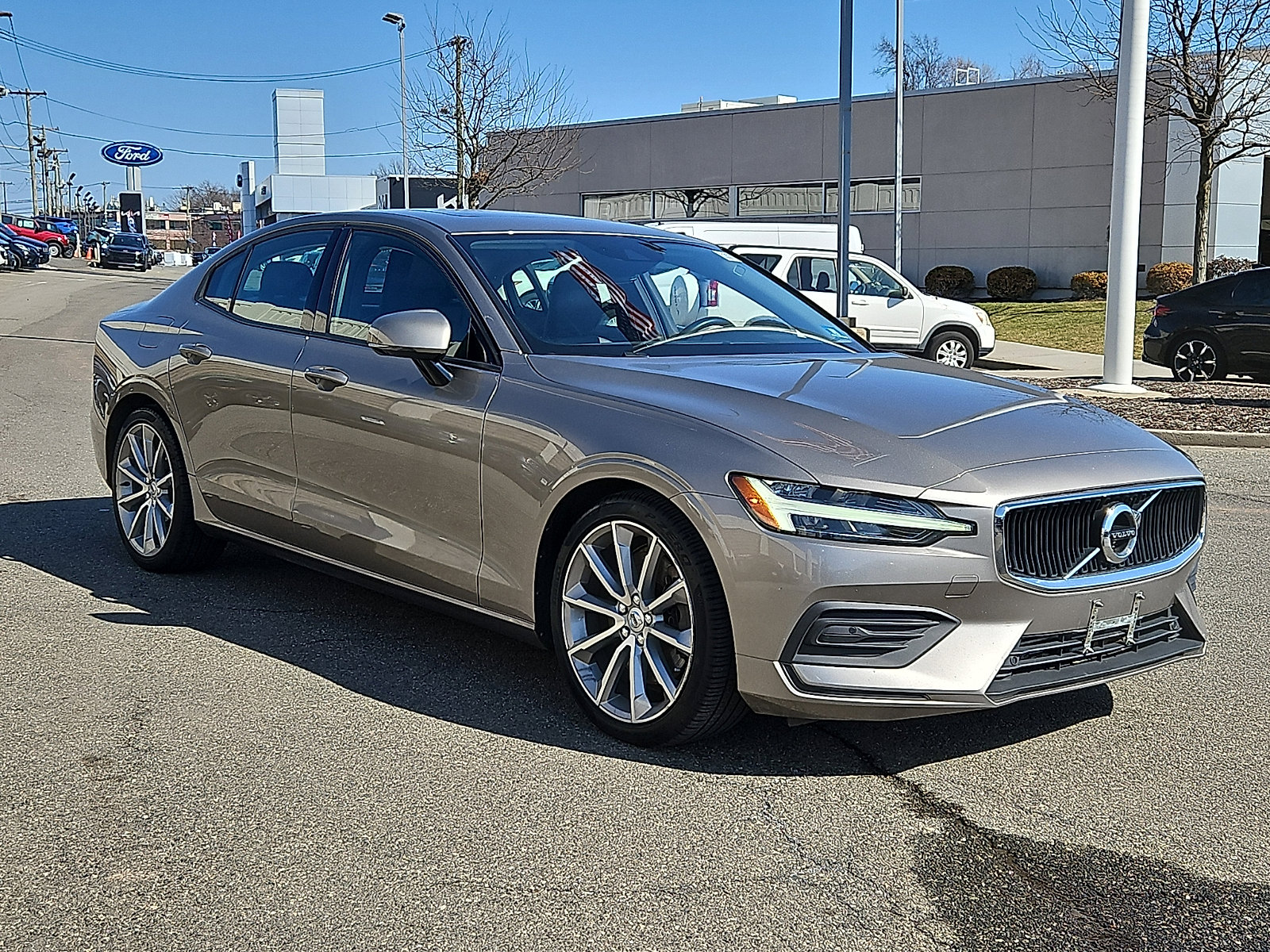 Used 2020 Volvo S60 T6 Momentum w/ Protection Package image 3