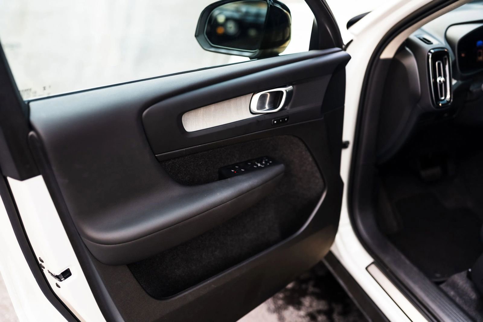 Used 2025 Volvo XC40 B5 Plus w/ Protection Package Premier image 24