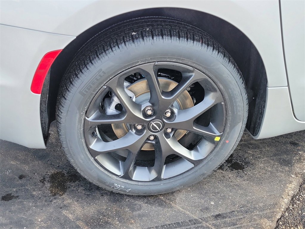 New 2026 Chrysler Pacifica Limited image 5