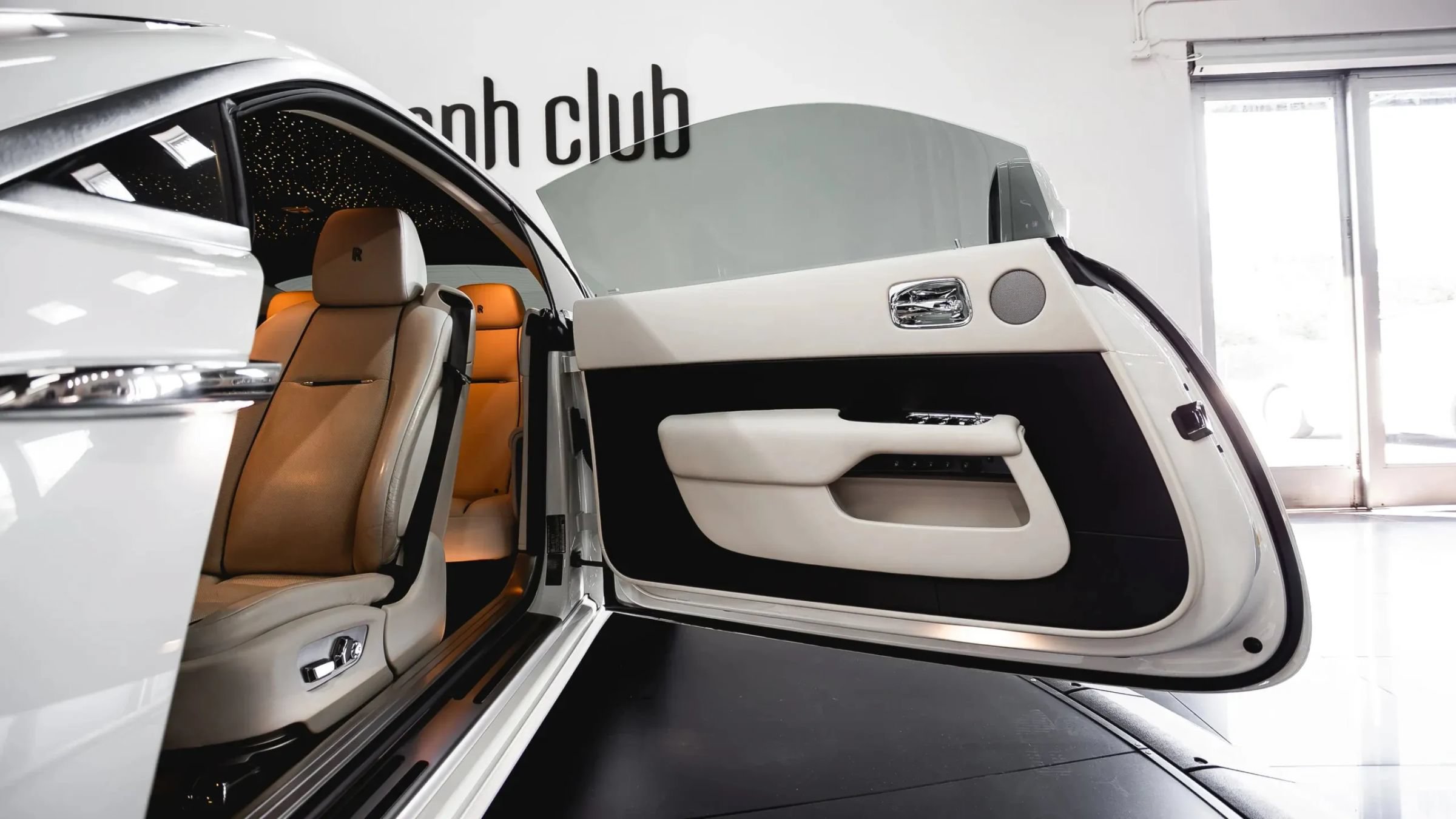 Used 2015 Rolls-Royce Wraith RWD image 20