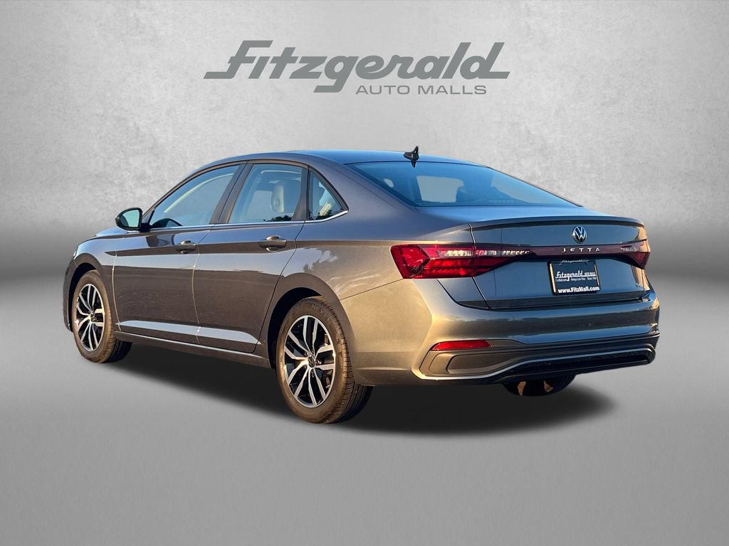 Used 2025 Volkswagen Jetta SE FWD image 9