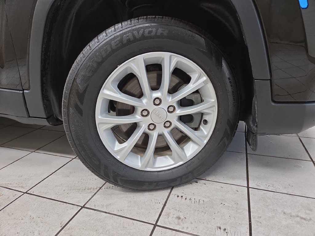 Used 2019 Jeep Cherokee Latitude w/ Cold Weather Group AWD/4WD image 8