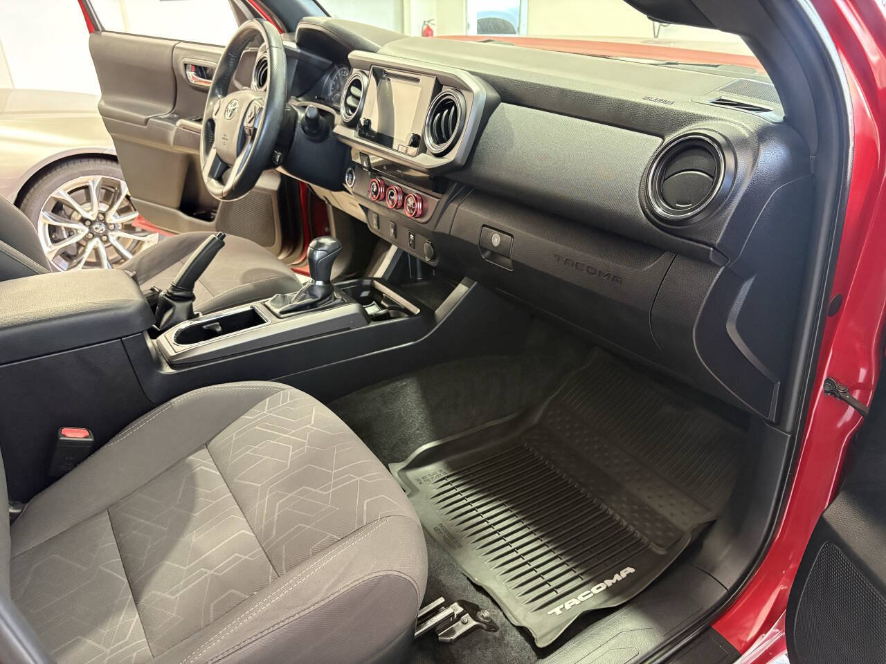 Used 2016 Toyota Tacoma TRD Off-Road w/ Towing Package RWD image 32