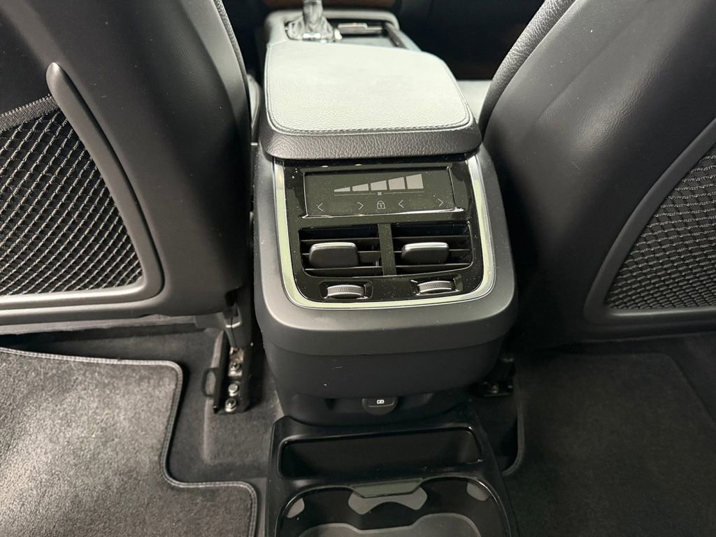 Used 2022 Volvo XC90 T6 Momentum image 22