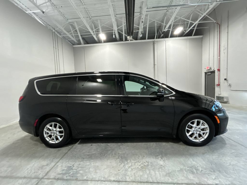 Used 2025 Chrysler Pacifica Select FWD image 5