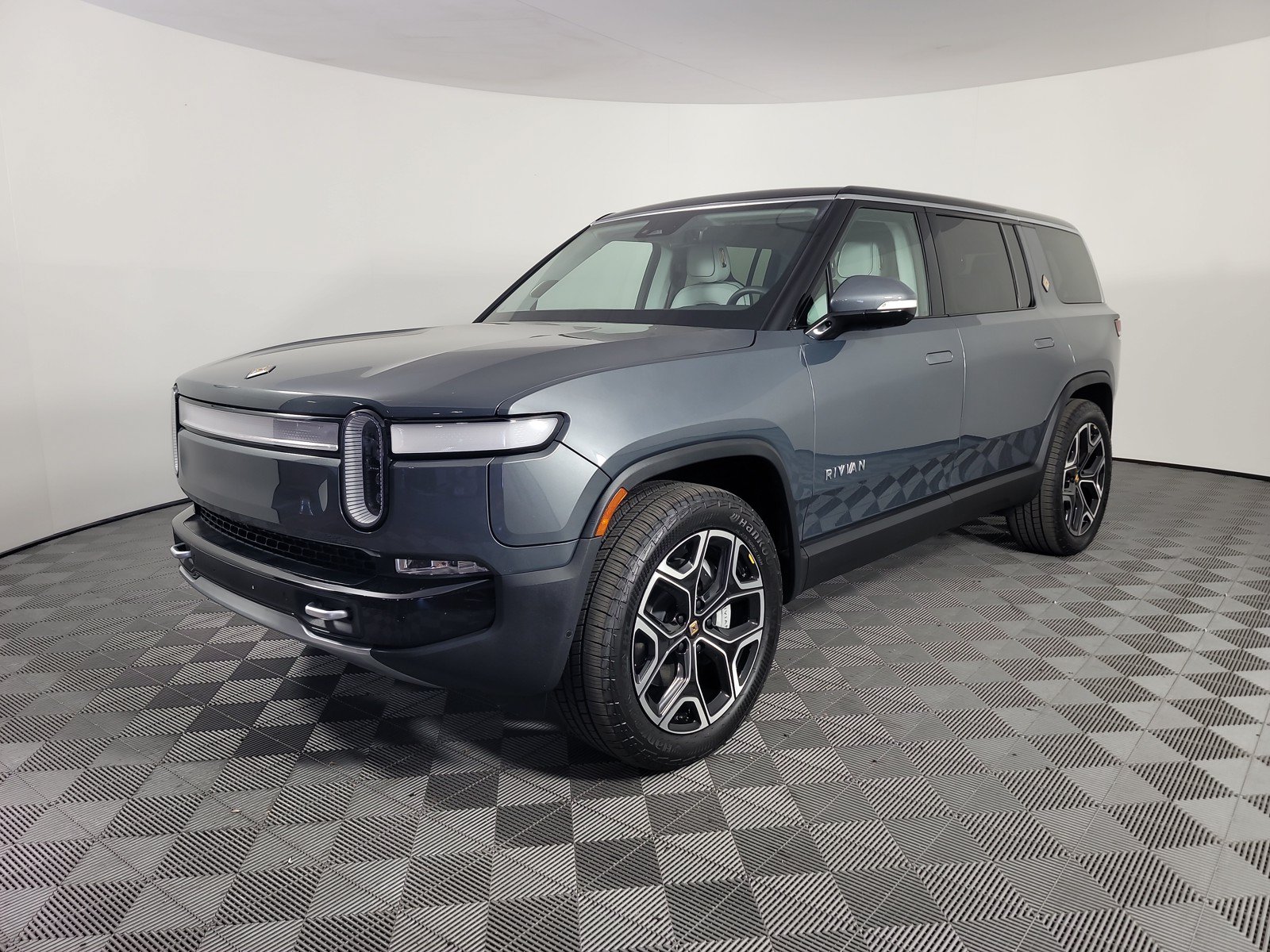Used 2024 Rivian R1S Adventure AWD/4WD image 1