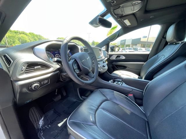 Used 2025 Chrysler Pacifica Limited AWD/4WD image 11