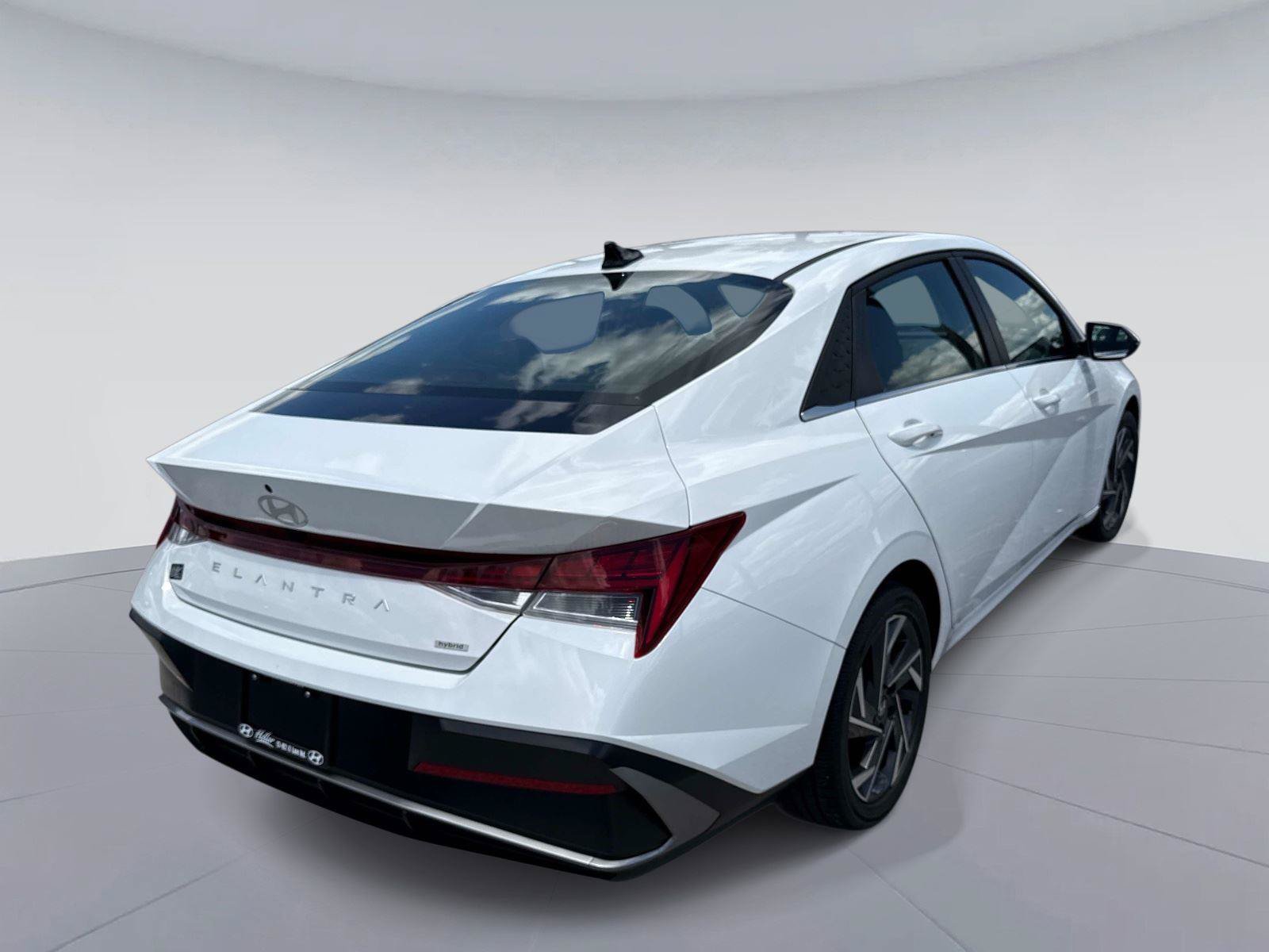 Used 2025 Hyundai Elantra Limited FWD image 3