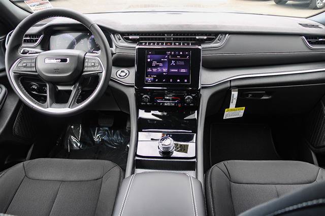 New 2025 Jeep Grand Cherokee Laredo image 11