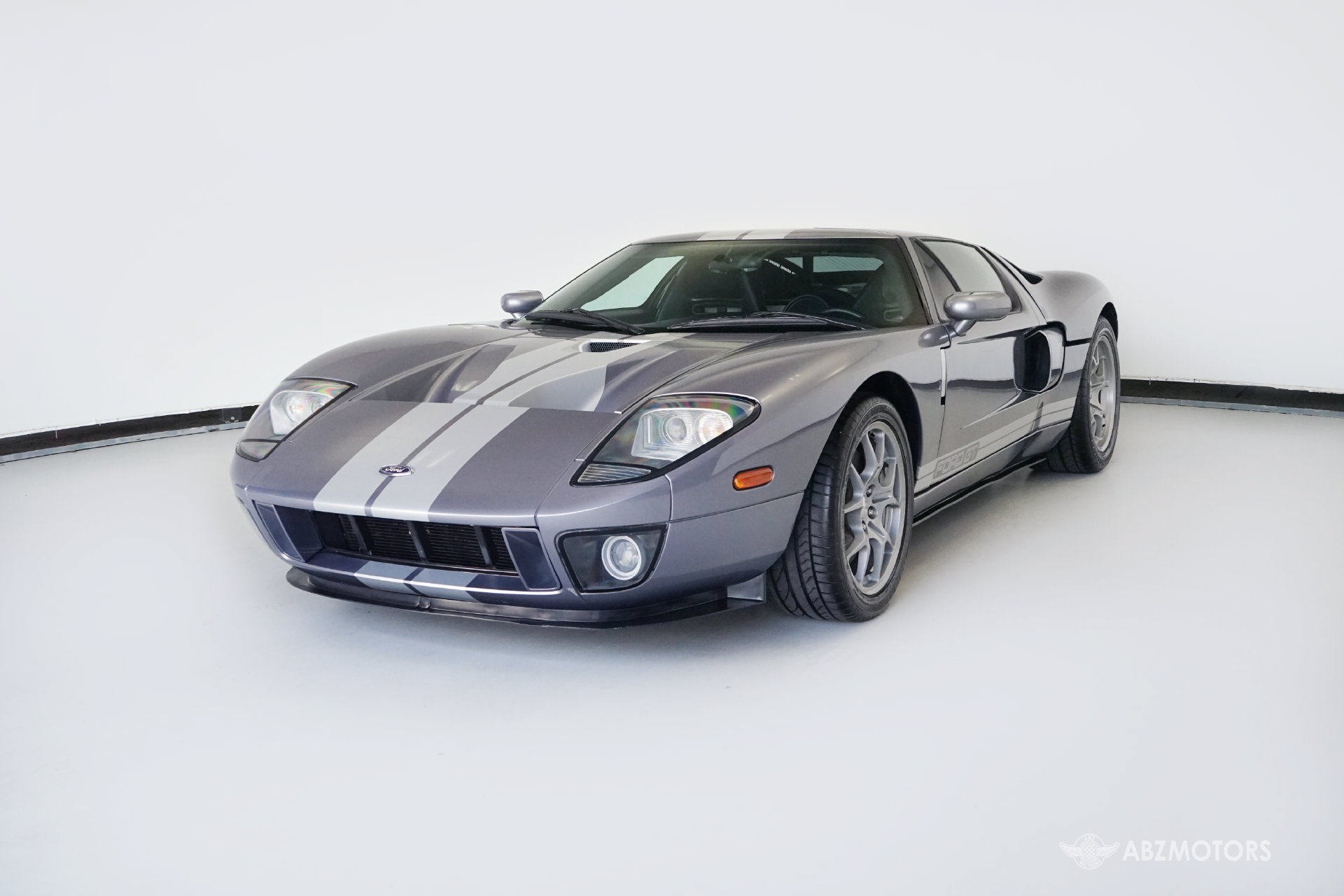 Used 2006 Ford GT RWD image 2