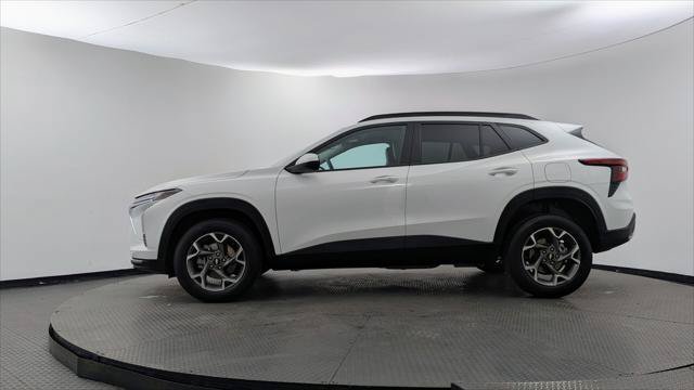 Used 2025 Chevrolet Trax LT w/ LT Convenience Package FWD image 3