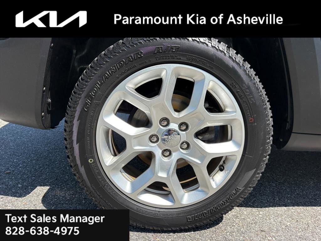 Used 2018 Jeep Renegade Latitude w/ Cold Weather Group AWD/4WD image 30
