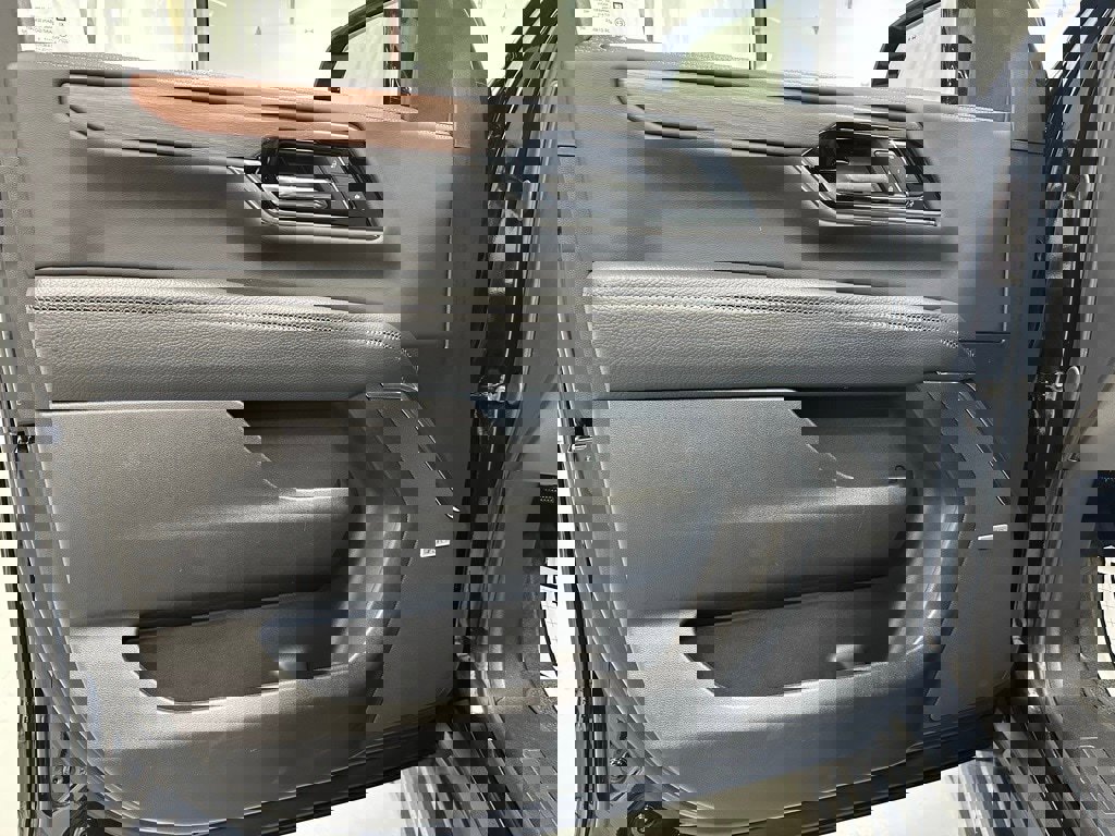 Used 2025 GMC Yukon XL Denali w/ Sun & Power Step Package image 8