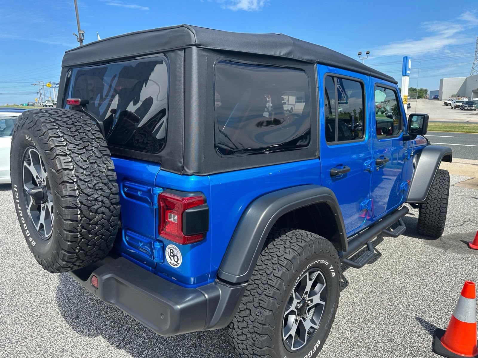Used 2023 Jeep Wrangler Unlimited Rubicon w/ LED Lighting Group AWD/4WD image 3