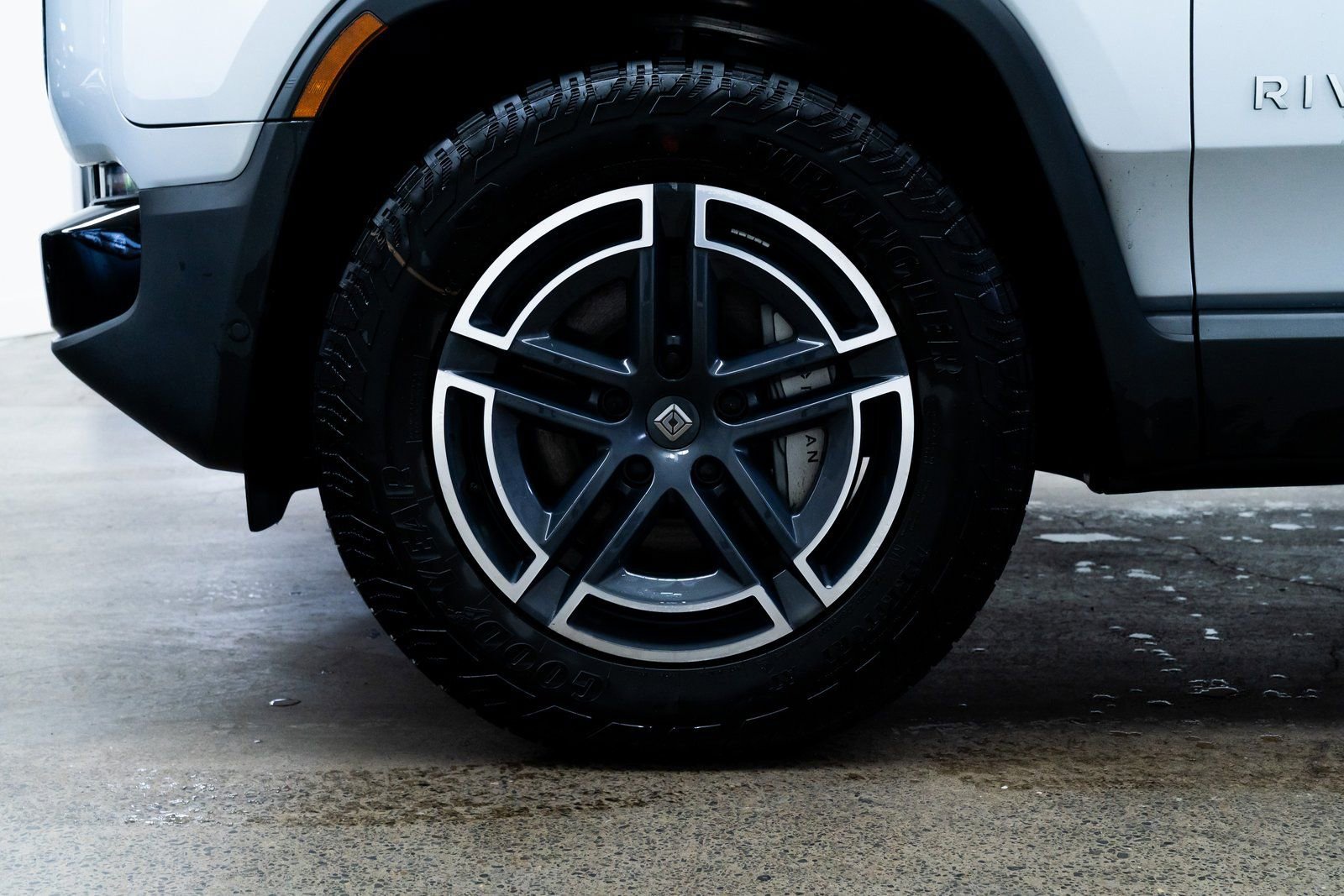 Used 2026 Rivian R1S Adventure image 7