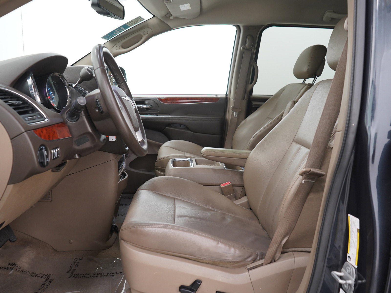 Used 2014 Chrysler Town & Country Touring FWD image 26