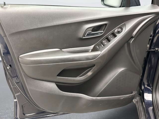 Used 2022 Chevrolet Trax LT w/ LT Convenience Package image 9