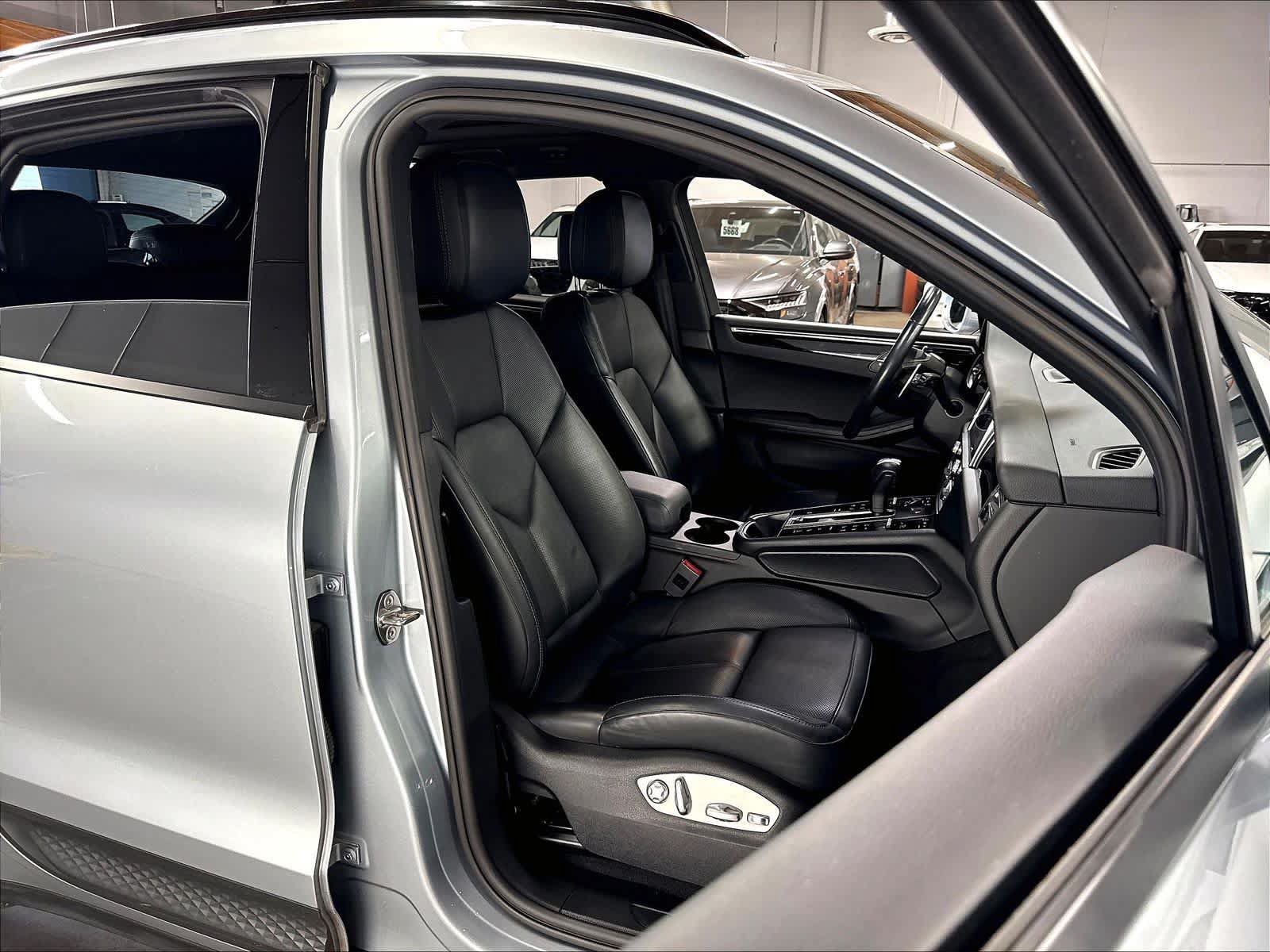 Used 2023 Porsche Macan AWD/4WD image 10
