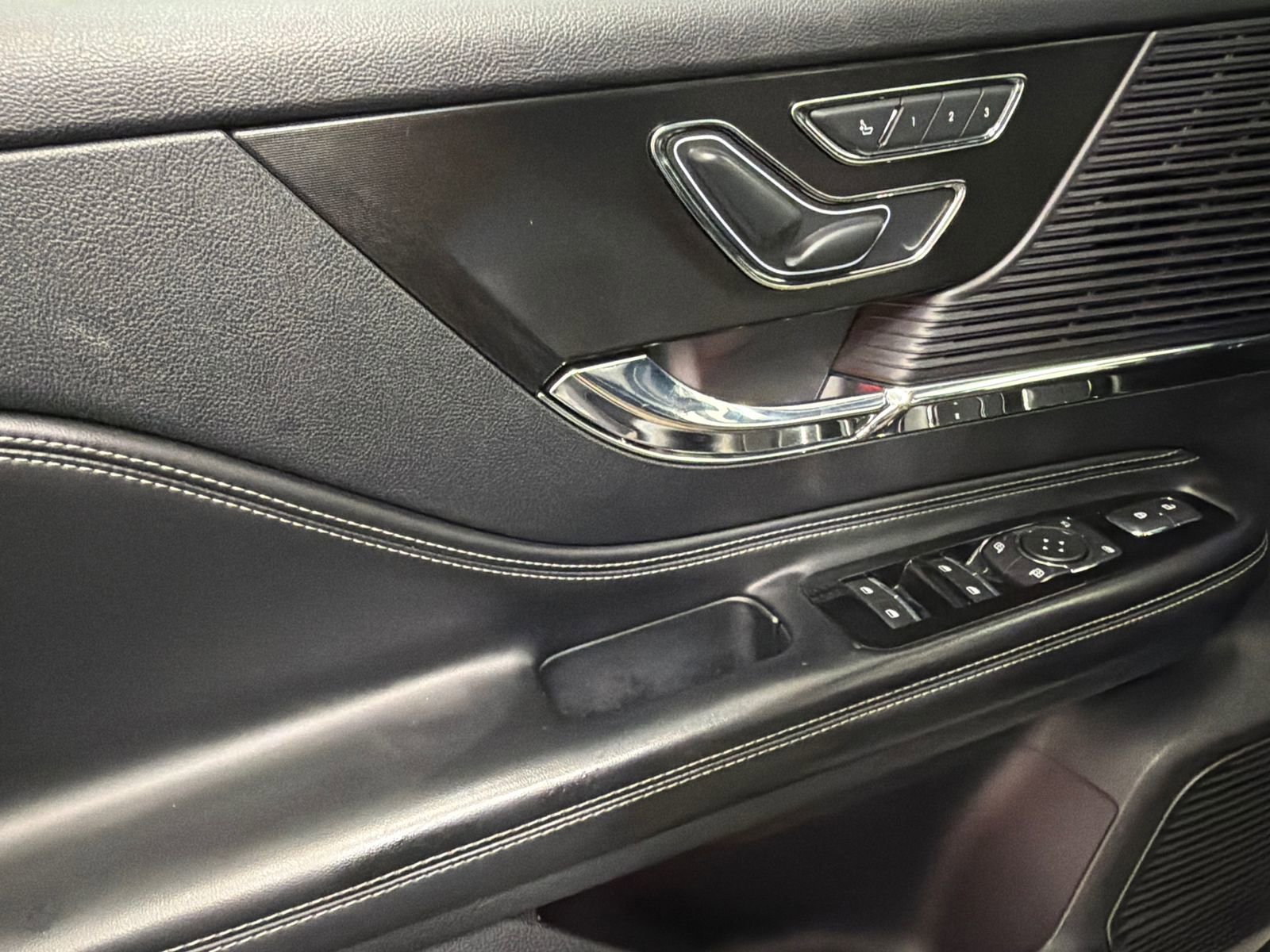 Used 2022 Lincoln Corsair AWD w/ Premium Package image 33