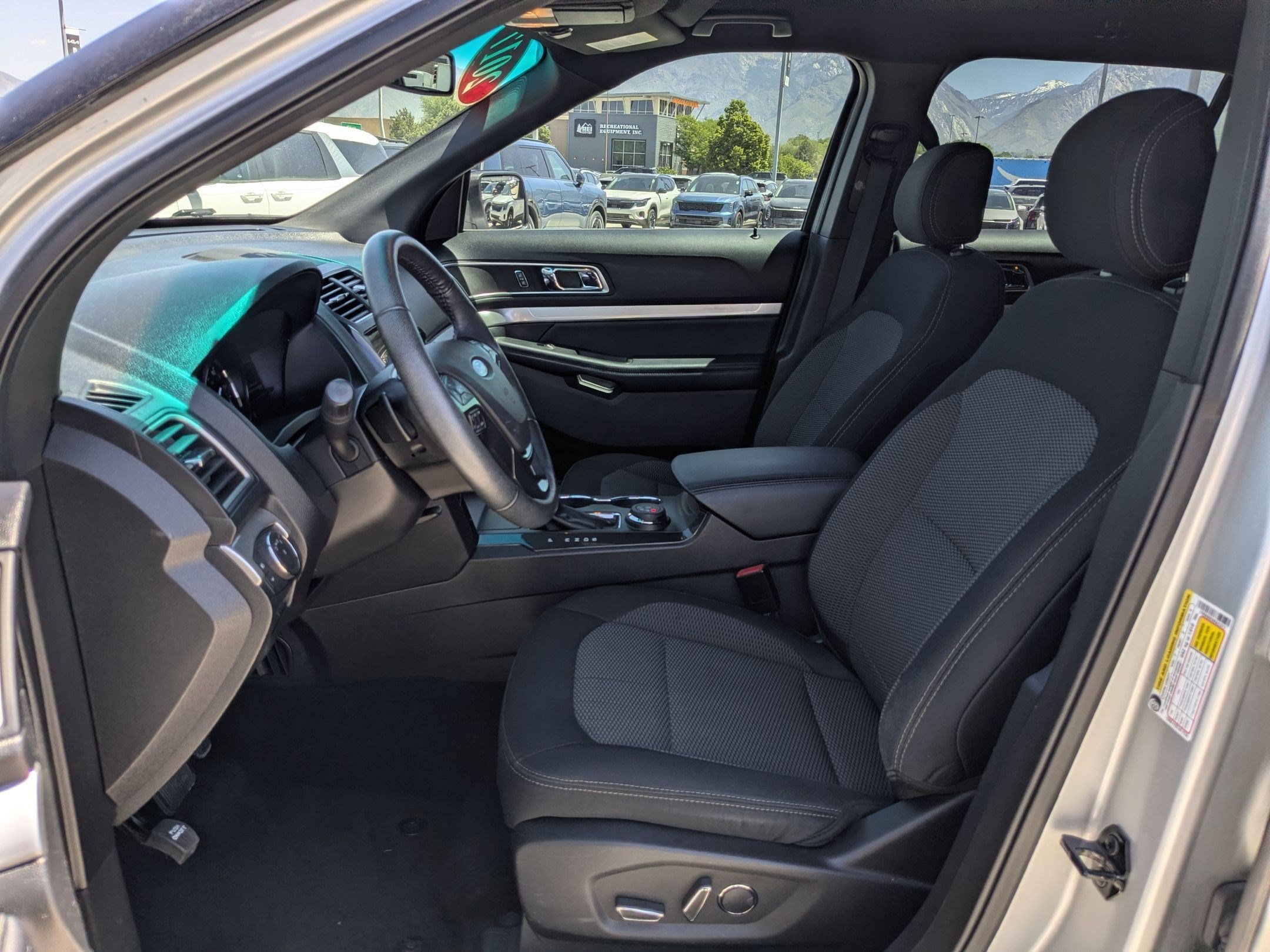 Used 2017 Ford Explorer XLT w/ Equipment Group 201A AWD/4WD image 23