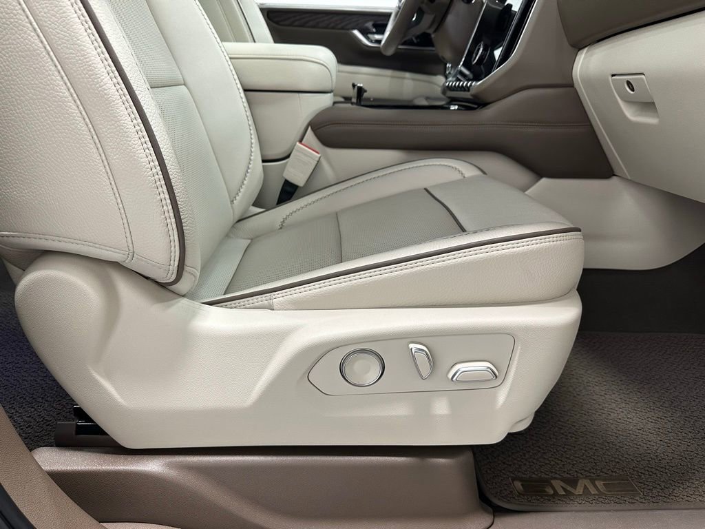 Used 2025 GMC Yukon XL Denali w/ Sun & Power Step Package AWD/4WD image 57