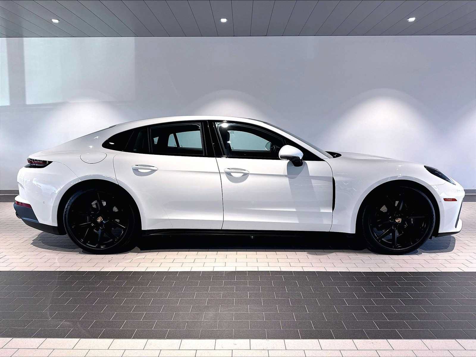 Used 2025 Porsche Panamera RWD image 12
