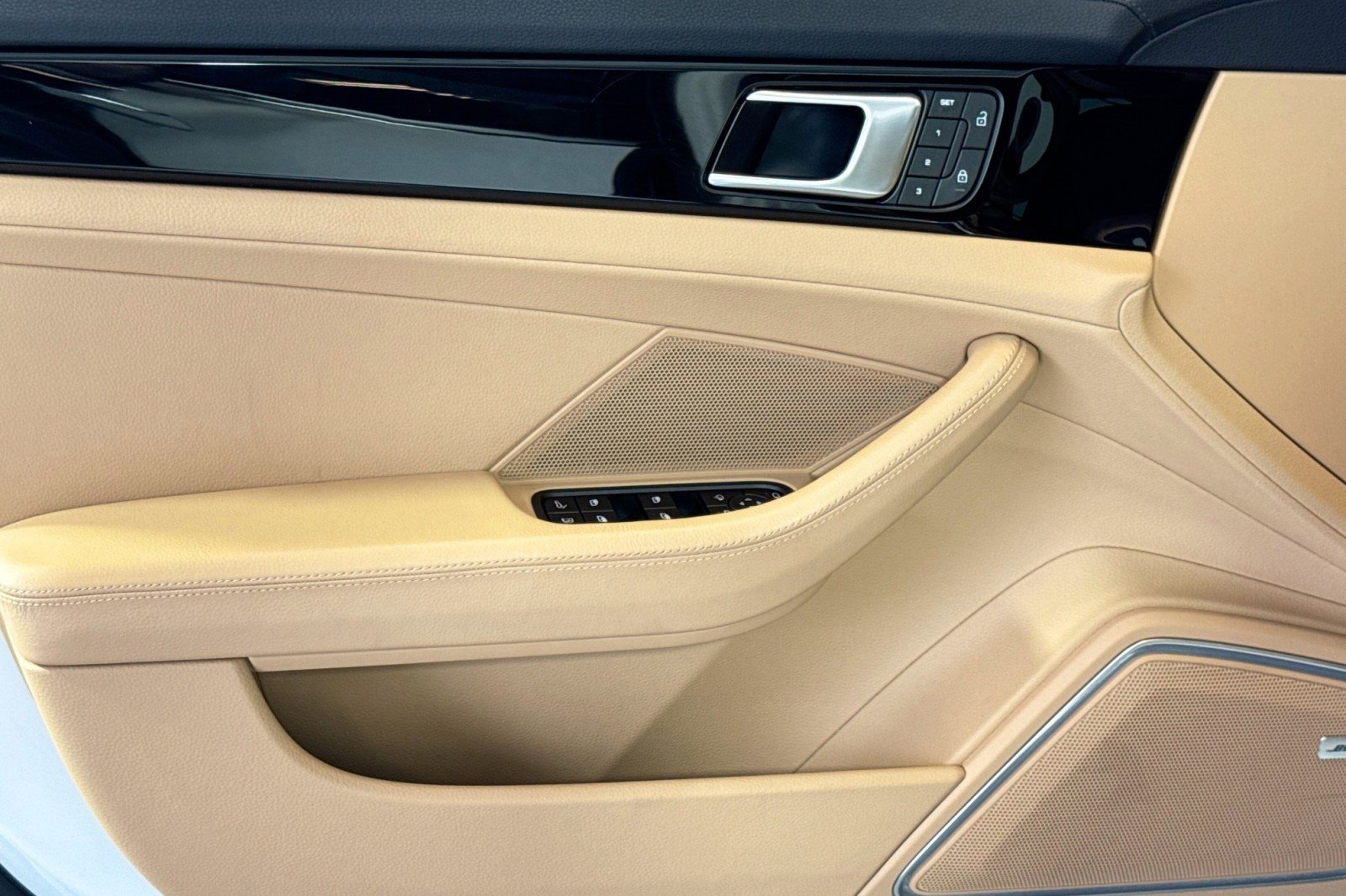 Used 2023 Porsche Panamera 4 w/ Premium Package image 17