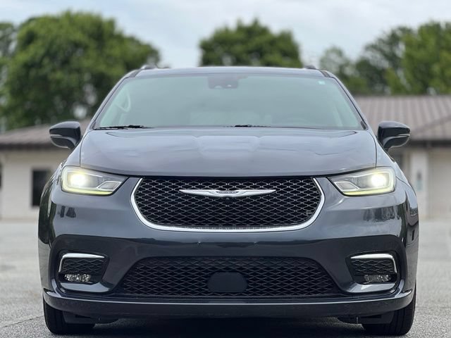 Used 2021 Chrysler Pacifica Touring-L FWD image 2