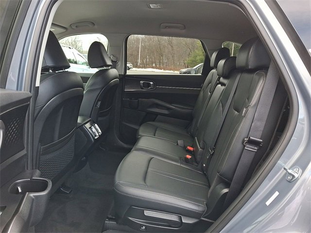 Used 2025 Kia Sorento S image 13